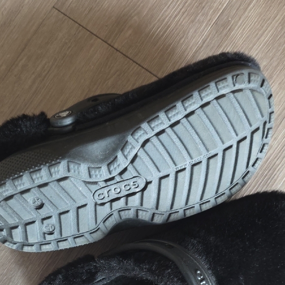 CROCS Black Fuzzy Slippers - Picture 3 of 3
